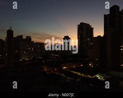 R. Teodoro Sampaio, -Pinheiros, São Paulo - SP, Brasilien. 17. Juni 2016. Sonnenuntergang in der Stadt. São Paulo, Brasilien. Bildnachweis: Capote/StockimoNews/Alamy Live-Nachrichten Stockfoto