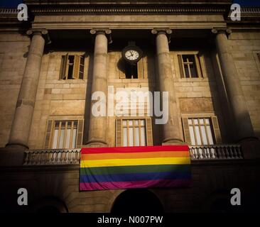 Barcelona, Spanien. 28. Juni 2016.  -Eine riesige Regenbogenfahne hängt von Barcelonas Stadtrat Fassade aufgrund der internationale Tag der Gay Pride am 28. Juni 2016. Bildnachweis: Jobopa / StockimoNews/Alamy Live News Stockfoto