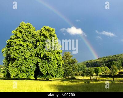 Rock House, Derby Rd, Cromford, Matlock, Derbyshire, UK. 29. Juni 2016. UK Wetter 29. Juni 2016 - Regenbogen und stürmischen Himmel in Cromford Meadows im Peak District Derbyshire England. Kräftige Schauer sollen klar mit einem helleren Tag am Donnerstag erwartet. Bildnachweis: Robert Morris/StockimoNews/Alamy Live-Nachrichten Stockfoto