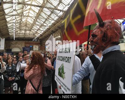 London, UK. 11. Juli 2016. Demonstranten gegen die Armen Southern Rail Zugverbindung zeigen bei Victoria Station Credit: Julia Claxton/StockimoNews/Alamy Live News Stockfoto
