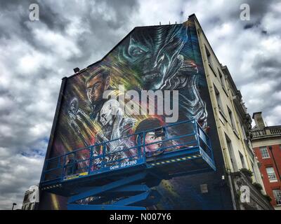 London, UK. 14. Juli 2016. Künstler Schliff den letzten zu einer riesigen Graffiti Wandmalerei fördern den neuen Star Trek-Film Star Trek hinaus auf Clerkenwell Road, London, UK. Bildnachweis: Jamie Gladden / StockimoNews/Alamy Live News Stockfoto