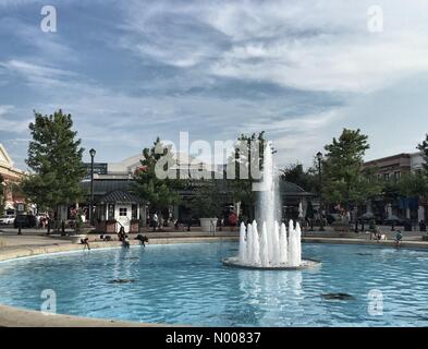 Neue Bond St, Columbus, Ohio, USA. 24. Juli 2016. Neue Bond St, Columbus, Ohio, USA. 24. Juli 2016. Columbus, Ohio, USA - 24. Juli 2016: USA-Wetter. Shopper erfrischen Sie sich mit den Füßen in den Brunnen in der Easton Town Center Mall. Die Temperatur schlagen 91 Grad Celsius; die Feuchtigkeit fühlte sich wärmer. © Marianne A. Campolongo/StockimoNews/Alamy Live News Bildnachweis: Marianne A. Campolongo/StockimoNews/Alamy Live-Nachrichten Stockfoto