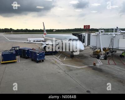 E siebzehnten Ave, Columbus, Ohio, USA. 28. Juli 2016. Columbus, Ohio - 28. Juli 2016: Stürme im Sommer in New York Flüge landen sowohl von anderen Flughäfen einschließlich Port Columbus Airport abfliegen zu verzögern. Alamy Live News/Marianne A. Campolongo Credit: Marianne A. Campolongo/StockimoNews/Alamy Live-Nachrichten Stockfoto