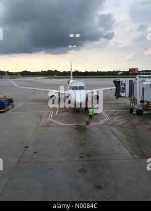 Flughafen-Terminal, Columbus, Ohio, USA. 28. Juli 2016. Columbus, Ohio - 28. Juli 2016: Stürme im Sommer in New York Flüge landen sowohl von anderen Flughäfen einschließlich Port Columbus Airport abfliegen zu verzögern. Alamy Live News/Marianne A. Campolongo Credit: Marianne A. Campolongo/StockimoNews/Alamy Live-Nachrichten Stockfoto