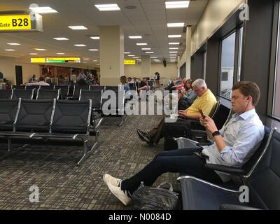 Flughafen-Terminal, Columbus, Ohio, USA. 28. Juli 2016. Columbus, Ohio - 28. Juli 2016: Stürme im Sommer in New York Flüge landen sowohl von anderen Flughäfen einschließlich Port Columbus Airport abfliegen zu verzögern. Alamy Live News/Marianne A. Campolongo Credit: Marianne A. Campolongo/StockimoNews/Alamy Live-Nachrichten Stockfoto