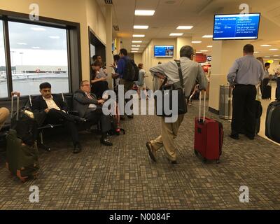 Flughafen-Terminal, Columbus, Ohio, USA. 28. Juli 2016. Columbus, Ohio - 28. Juli 2016: Stürme im Sommer in New York und Chicago abbrechen und Flüge landen sowohl von der Port Columbus Airport abfliegen zu verzögern. Alamy Live News/Marianne A. Campolongo Credit: Marianne A. Campolongo/StockimoNews/Alamy Live-Nachrichten Stockfoto