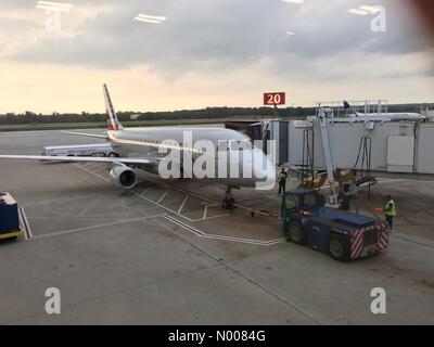 Flughafen-Terminal, Columbus, Ohio, USA. 28. Juli 2016. Columbus, Ohio - 28. Juli 2016: Stürme im Sommer in New York und Chicago abbrechen und Flüge landen sowohl von der Port Columbus Airport abfliegen zu verzögern. Alamy Live News/Marianne A. Campolongo Credit: Marianne A. Campolongo/StockimoNews/Alamy Live-Nachrichten Stockfoto
