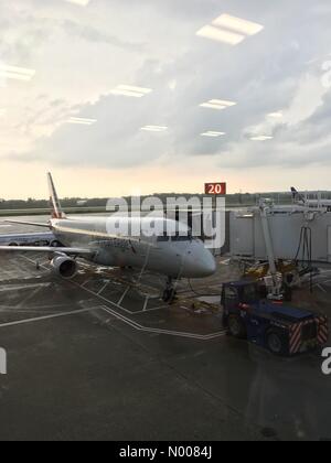 E siebzehnten Ave, Columbus, Ohio, USA. 28. Juli 2016. Columbus, Ohio - 28. Juli 2016: Stürme im Sommer in New York und Chicago abbrechen und Flüge landen sowohl von der Port Columbus Airport abfliegen zu verzögern. Alamy Live News/Marianne A. Campolongo Credit: Marianne A. Campolongo/StockimoNews/Alamy Live-Nachrichten Stockfoto