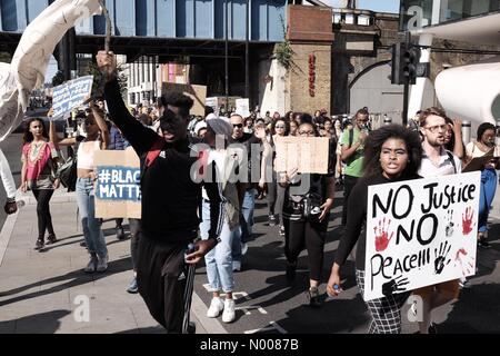 London, UK. 6. August 2016. Black lebt Angelegenheit UK(UKBLM) Aktivisten protestieren gegen Rassismus im Vereinigten Königreich, Blackfriars Road in London. Bildnachweis: Ianni Dimitrov / StockimoNews/Alamy Live News Stockfoto