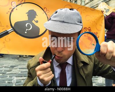 Edinburgh, Schottland. 10. August 2016. Förderung der Schauspieler zeigen Holmes für Miete auf Sherlock Holmes Geschichten auf 2016 Fringe Festival in Edinburgh. Bildnachweis: Hochkultur / StockimoNews/Alamy Live News Stockfoto