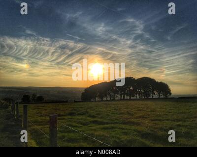 UK Wetter Sonnenuntergang über Ilkley Moor West Yorkshire Stockfoto