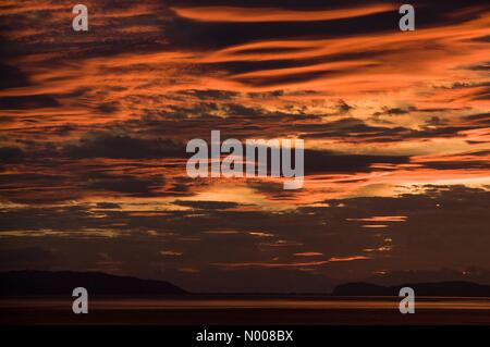 Bangor, Wales, UK. 23. August 2016. Großbritannien Wetter North Wales Küste in Richtung Llandudno von Bangor morgens um 6.00 Uhr heute Morgen. Prognostizierten sonnig. Bildnachweis: Robert Eames / StockimoNews/Alamy Live News Stockfoto