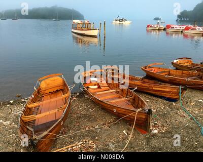 Bowness-on-Windermere, Cumbria, UK. 29. August 2016. UK-Wetter: Am frühen Morgen Nebel heben über Lake Windermere in Bowness für was verspricht, einen schönen sonnigen Bank Holiday Montag Kredit: Lancashire Bilder / StockimoNews/Alamy Live News Stockfoto