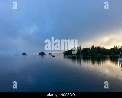 Bowness-on-Windermere, Cumbria, UK. 29. August 2016. UK-Wetter: Am frühen Morgen Nebel heben über Lake Windermere in Bowness für was verspricht, einen schönen sonnigen Bank Holiday Montag Kredit: Lancashire Bilder / StockimoNews/Alamy Live News Stockfoto