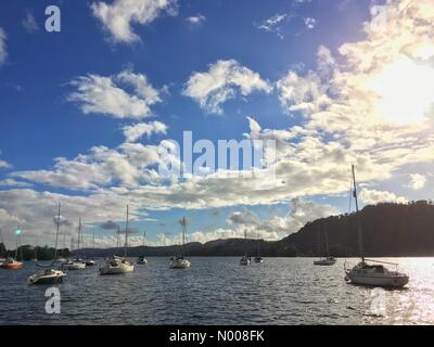 UK-Wetter: Späte Nachmittagssonne in Bowness-on-Windermere. Stockfoto