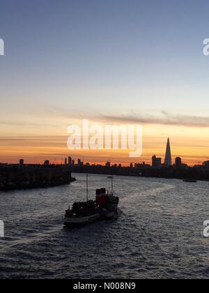 Schmale St, London, UK. 23. Sep, 2016. Die Waverley Heads-up The Thames, Passagiere auf einen wunderschönen Sonnenuntergang in London zu sammeln. Bildnachweis: Glenn Sontag/StockimoNews/Alamy Live-Nachrichten Stockfoto