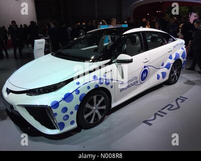 Paris, Frankreich. 29. September 2016: neueste Version des bahnbrechenden Toyota Mirai Wasserstoff-Brennstoffzellen bei der Paris Motor Show Credit: highbrow / StockimoNews/Alamy Live News Stockfoto