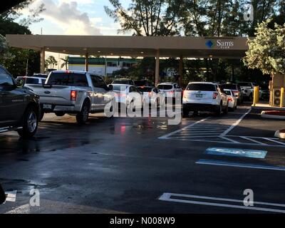 Miami, USA. 5. Oktober 2016. Miami-Bewohner, die Vorbereitung auf Hurrikan Matthew an lokalen Sams Club-Tankstelle befindet sich auf 87th Ave NW. 13. St. Credit: Riguel Dorta Wizardofthelightphotography / StockimoNews/Alamy Live News Stockfoto