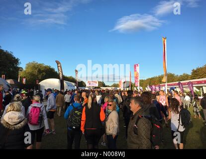 Sonnigen Tag für den königlichen Parks Halbmarathon Rennen Dorf in London Stockfoto