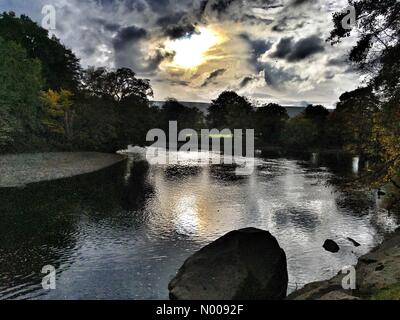 Denton Rd, Ilkley, UK. 24. Oktober 2016. Schönen Herbsttag durch den Fluß Wharfe im Ilkley West Yorkshire UK Wetter Credit: Andy Pearson/StockimoNews/Alamy Live News Stockfoto