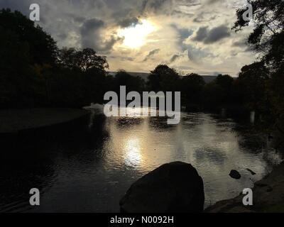 Denton Rd, Ilkley, UK. 24. Oktober 2016. Schönen Herbsttag durch den Fluß Wharfe im Ilkley West Yorkshire UK Wetter Credit: Andy Pearson/StockimoNews/Alamy Live News Stockfoto