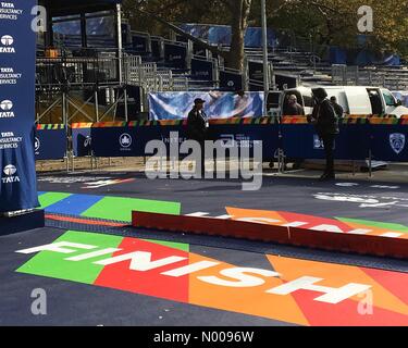 Westen Dr, New York, New York, USA. 3. November 2016. Die Ziellinie für den NYC Marathon ist fertig. Bildnachweis: BumbyPix/StockimoNews/Alamy Live-Nachrichten Stockfoto