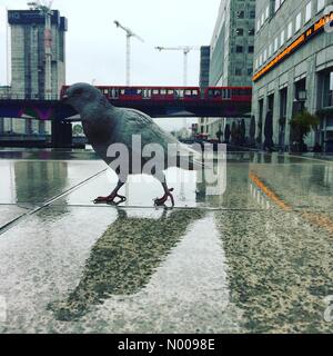 Bank Street, London, UK. 9. November 2016. Großbritannien Wetter 9. November 2016: Starkregen betroffen die Hauptstadt über Nacht. Nasses Wetter weiter in Canary Wharf in London. Bildnachweis: Jamesjagger/StockimoNews/Alamy Live-Nachrichten Stockfoto