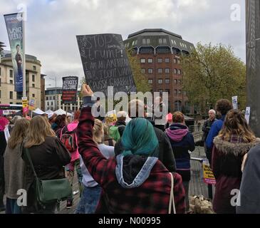 Bristol, UK. 12. November 2016. Eine Demonstration gegen die Wahl von Donald Trump als Präsident der USA fand in der Innenstadt. Stockfoto