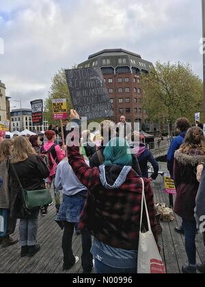 Bristol, UK. 12. November 2016. Eine Demonstration gegen die Wahl von Donald Trump als Präsident der USA fand in der Innenstadt. Stockfoto