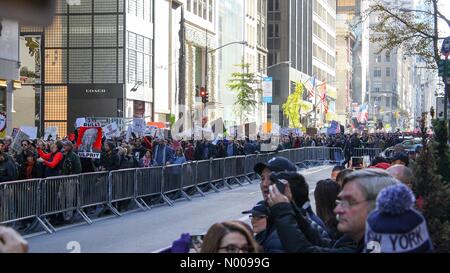 New York, New York, USA. 12. November 2016. März Tausende protestieren gegen Donald Trump in NYC Credit: BumbyPix / StockimoNews/Alamy Live News Stockfoto