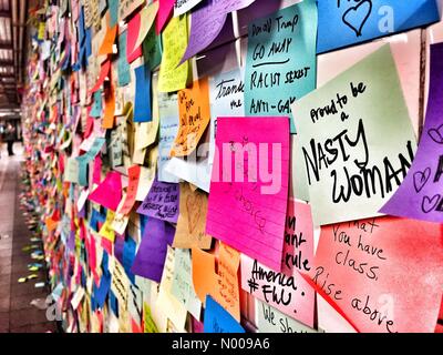 New York, New York, USA. 15. November 2016. Eine Kunst-Installation namens "U-Bahn-Therapie" in Union Square Station in New York City. Haftnotizen, ihre Hoffnungen, Gedanken und Ängste auf den jüngsten Präsidentschaftswahlen zu teilen sind die Menschen gegeben. Bildnachweis: Gadgetphoto/StockimoNews/Alamy Live-Nachrichten Stockfoto