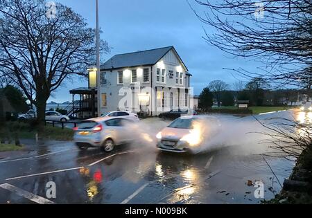 Westen zu überqueren, Swansea, Großbritannien. 21. November 2016. Überfluteten Hauptstraße vor dem West-Kreuz-Gasthaus in der Nähe von Swansea heute Nachmittag bei nassem Wetter. Bildnachweis: Phil Rees/StockimoNews/Alamy Live-Nachrichten Stockfoto