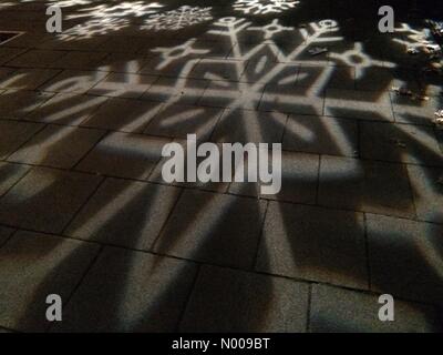 London, UK. 22. November 2016. Schatten von Lichtern an Weihnachten in Kew. Kew Gardens London. U.K Credit: Tricia de Courcy Ling / StockimoNews/Alamy Live News Stockfoto