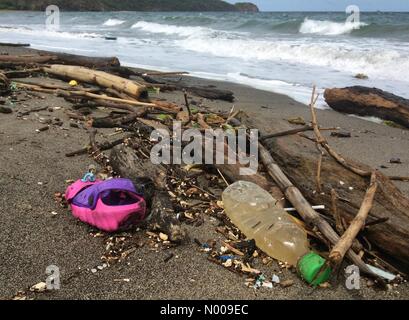 Guanacaste Playa Matapalo, Costa Rica. 27. November 2016. Ein Kinderschuh angespült an den Stränden in Guanacaste Playa Matapalo Costa Rica nach Hurrikan Otto, einem Hurrikan der Kategorie 2, die Mittelamerika macht Landfall schlagen 24. November 2016 Credit: Anakinscattykin / StockimoNews/Alamy Live News Stockfoto