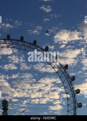 London, UK. 14. Dezember 2016. London Eye und Flugzeug, am frühen Morgen. (Wetter, UK) Bildnachweis: Glenn Sontag/StockimoNews/Alamy Live-Nachrichten Stockfoto