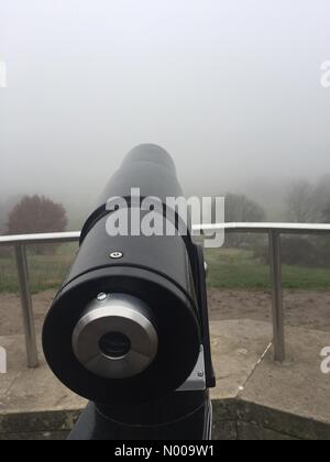 Blackheath Ave, London, UK. 17. Dezember 2016. Dichter am Nachmittag Nebel im Greenwich Park von Greenwich Naval College, London. (Wetter, UK.) © Glenn Sontag/StockimoNews/Alamy Live-Nachrichten Stockfoto