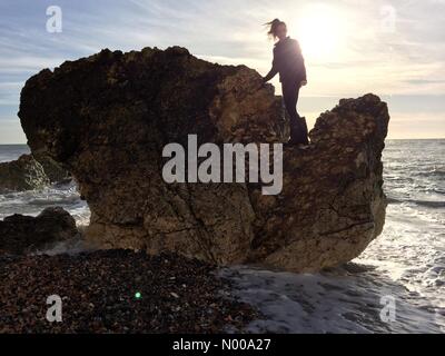 Außer, East Sussex. 26. Dezember 2016. Boxing Day-Sonnenschein an der Küste von Sussex. Peter Cripps Stockfoto