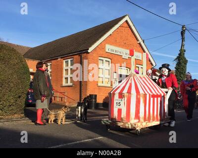 Chertsey Rd, Windlesham / UK. 26. Dezember 2016. Ein Zirkus themed Kinderwagen im jährlichen Windlesham / Kinderwagen Rennen in Windlesham, Surrey. Boxing Day-Charity-Event sieht Teams verkleidet mit dekorierten Kinderwagen Rennen durch das Dorf. © Katie Collins/StockimoNews/Alamy Live-Nachrichten Stockfoto