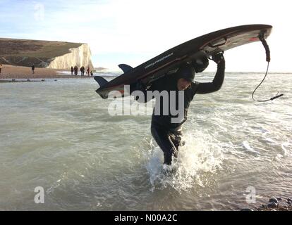 Cuckmere, East Sussex. 26. Dezember 2016. Jet-Surfer verlassen das Meer an einem Sonnentag Boxen an der Küste von Sussex. Peter Cripps Stockfoto