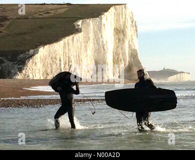 Cuckmere, East Sussex. 26. Dezember 2016. Jet-Surfer lassen das Meer an einem sonnigen Tag Boxen an der Küste von Sussex. Peter Cripps / Stockimo / Alamy Live News Stockfoto