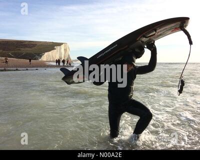 Cuckmere, East Sussex. 26. Dezember 2016. Jet-Surfer verlassen das Meer an einem Sonnentag Boxen an der Küste von Sussex. Peter Cripps / Stockimo Stockfoto