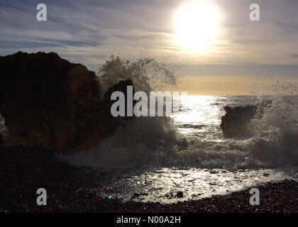 East Sussex. 26. Dezember 2016. Wellen plätschern gegen Felsen auf einer sonnigen Boxing Day an der Küste in der Nähe der berühmten sieben Schwestern Kreidefelsen. Peter Cripps/Stockimo/Alamy Live-Nachrichten Stockfoto