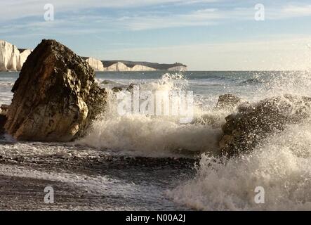 East Sussex. 26. Dezember 2016. Wellen schlagen Felsen an einem Sonnentag Boxen an der Küste in der Nähe der berühmten sieben Schwestern Kreidefelsen. Peter Cripps/Stockimo/Alamy Live-Nachrichten Stockfoto