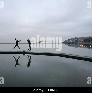 Clevedon, UK. 30. Dezember 2016. UK-Wetter: Springen auf Marine Lake in Clevedon, Großbritannien © Monovarman / StockimoNews/Alamy Live News Stockfoto