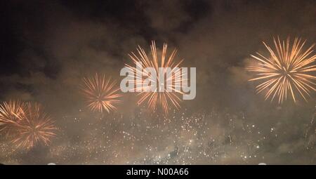 Rio De Janeiro, Brasilien. 1. Januar 2017. Copacabana Strand Feuerwerk Credit: Cesvieira / StockimoNews/Alamy Live News Stockfoto