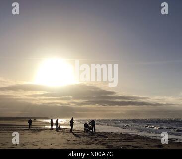 Shore Rd, Southport, England. 4. Januar 2017. Das Wetter. Ainsdale Strand Sefton U.K 4. Januar 2017. Menschenmassen genießen Sie Ainsdale Strand an einem kalten und sonnigen Januartag. © nedward53/StockimoNews/Alamy Live-Nachrichten Stockfoto