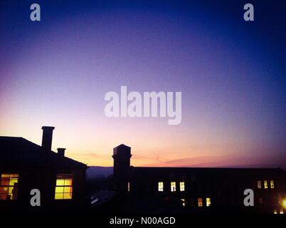 Ilkley Rd, Otley, UK. 20. Januar 2017. Sonnenuntergang über eine Mühle in Otley West Yorkshire am Freitagabend Credit: Alan/StockimoNews/Alamy Live News Stockfoto