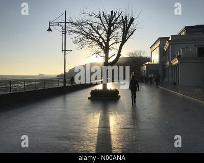 Murmelt Rd, Mumbles, Swansea, Großbritannien. 25. Januar 2017. Großbritannien Wetter. Die Morgensonne steigt auf die Strandpromenade in das kleine Dorf von Mumbles in der Nähe von Swansea auf den Start von einem klaren sonnigen Tag. Bildnachweis: Phil Rees/StockimoNews/Alamy Live-Nachrichten Stockfoto