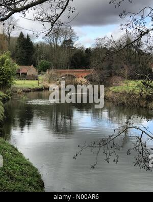 Godalming, Großbritannien. 28. Januar 2017. Großbritannien Wetter: Bewölkt in Godalming. Borough Rd, Godalming. 28. Januar 2017. Südwinde brachte viel wärmeren Wetter über Nacht den Home Counties. Der Fluss Wey in Godalming, Surrey. Bildnachweis: Jamesjagger/StockimoNews/Alamy Live-Nachrichten Stockfoto