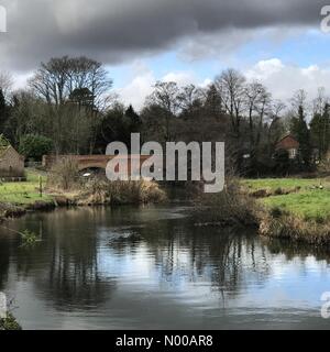 Große George St, Godalming, UK. 28. Januar 2017. Großbritannien Wetter: Bewölkt in Godalming. Borough Rd, Godalming. 28. Januar 2017. Südwinde brachte viel wärmeren Wetter über Nacht den Home Counties. Der Fluss Wey in Godalming, Surrey. Bildnachweis: Jamesjagger/StockimoNews/Alamy Live-Nachrichten Stockfoto